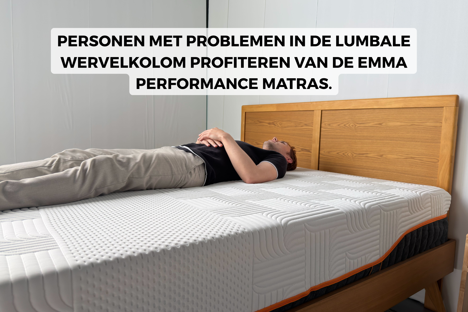 Een man ligt op zijn rug in bed op een Emma Performance-matras